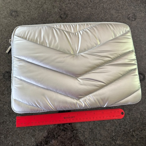 Athleta Silver Metallic Laptop Sleeve VGUC - Picture 3 of 10